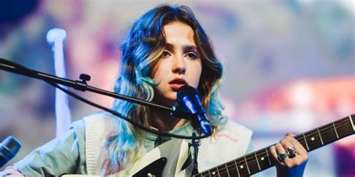 ボストン18歳の人気宅録女子 Clairo が Father/Daughter のコンピに参加した新曲「Pretty Girl」のMVを公開