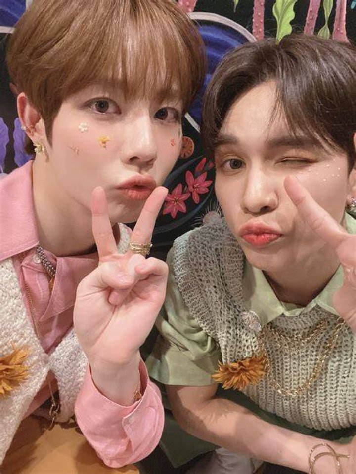 221118 NINE.i Jewon & Winnie Twitter Update. kpopping