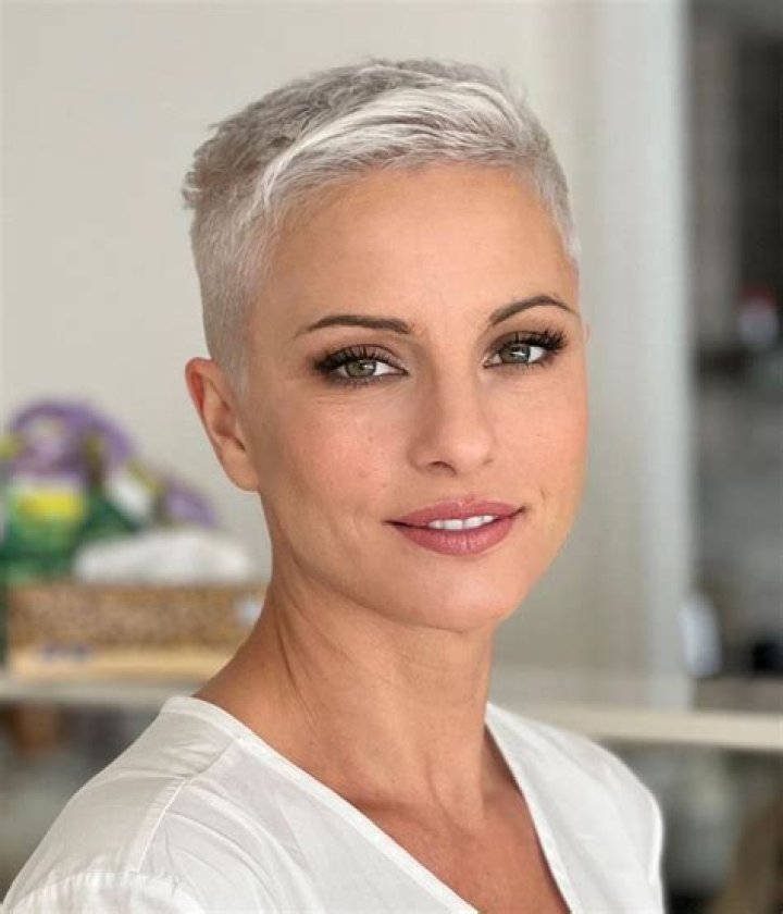 25 Ultra Short Hairstyles + Pixie Haircuts & Hair Color Ideas for Short