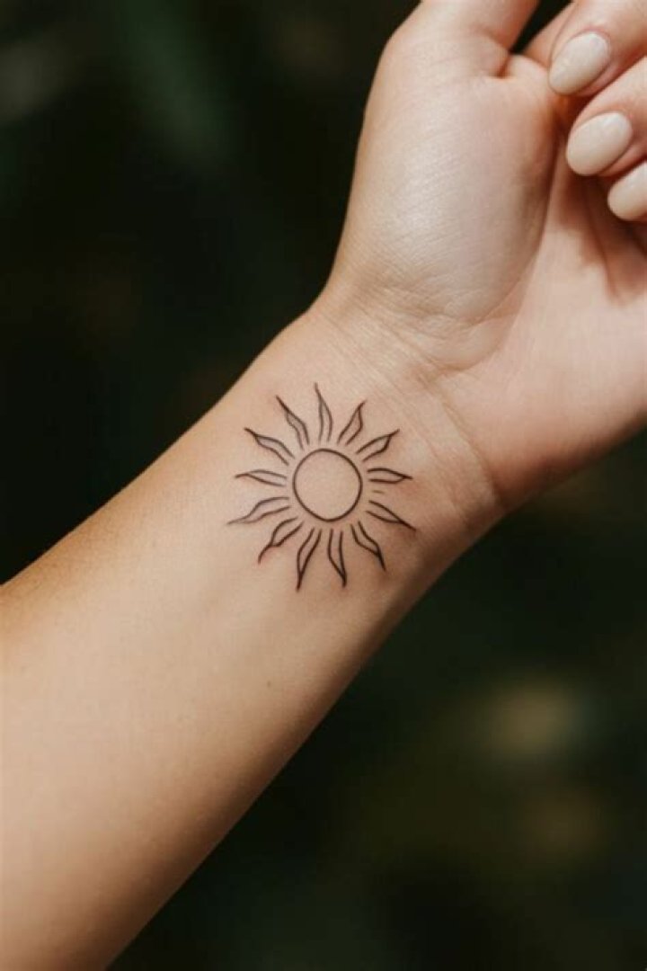 50 Bedeutungsvolle und sch&ouml;ne Sonne und Mond Tattoos Moon tattoo