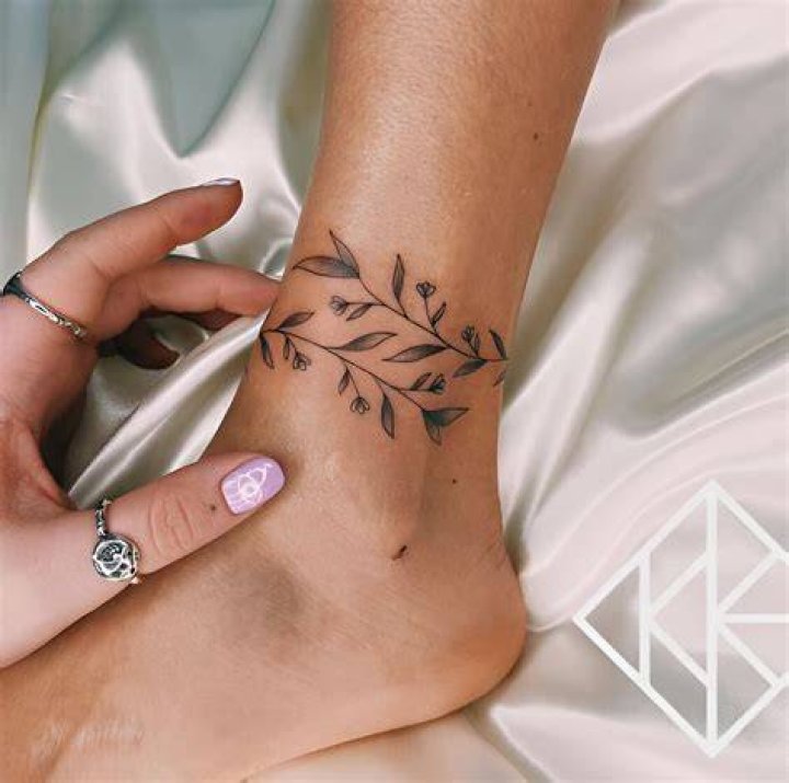 50 Elegant Ankle Tattoos for Women With Style TattooBlend