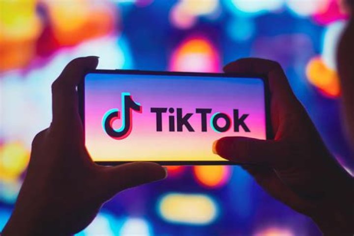 អ្នកលេង TikTok ចូលពេទ្យបន្ទាប់ពីដាក់ជ័រស្អិត Gorilla ពេញសក់ក្បាល TNAOT