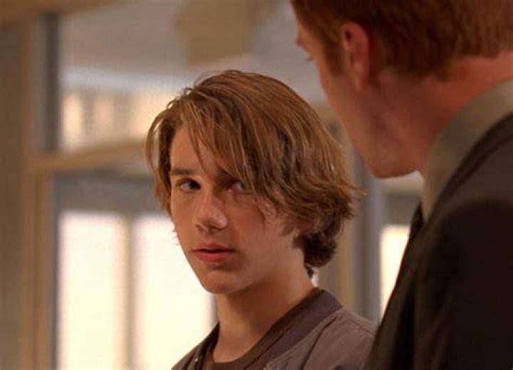 6x07 Hal Sleepwalks screen shot of Cameron Monaghan Malcolm in the