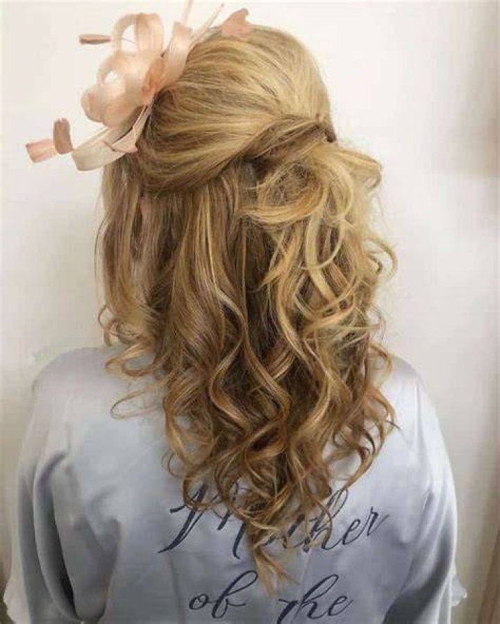80 Glamorous Mother of The Bride Hairstyles (2020 Trends)