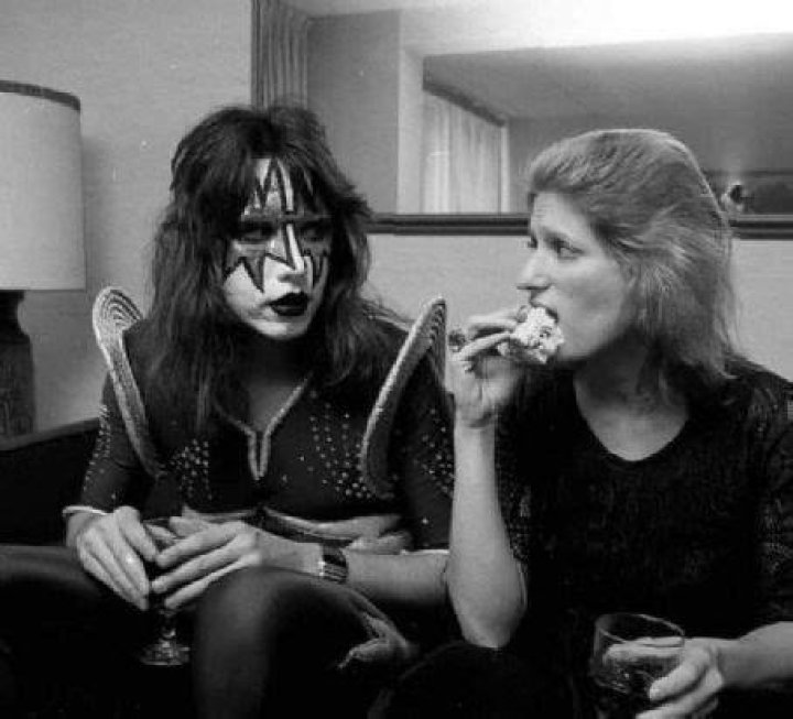 Ace Frehley and wife Trerotola kiss at the 2014 Revolver