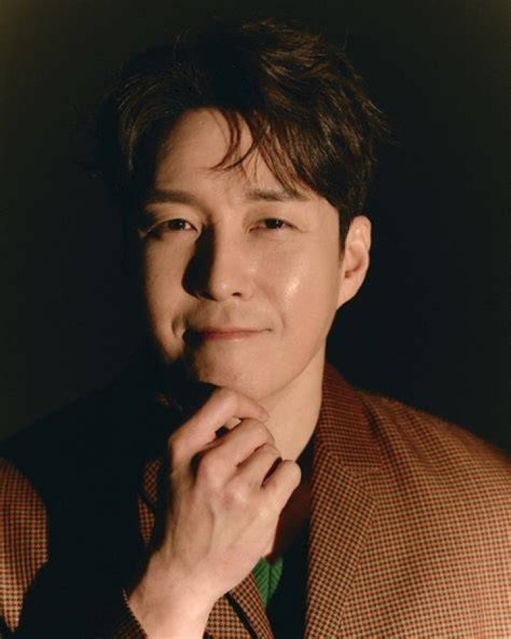 Actor Shim Hyung Tak & his wife Hirai Saya reveal dreamy photos from