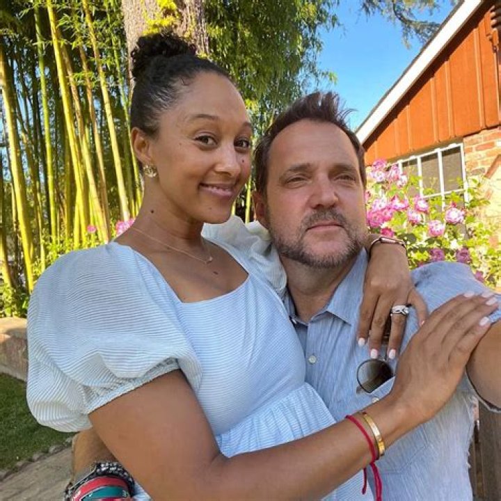 Adam giving his wife Tamera a kiss Tamera mowry, Interracial marriage