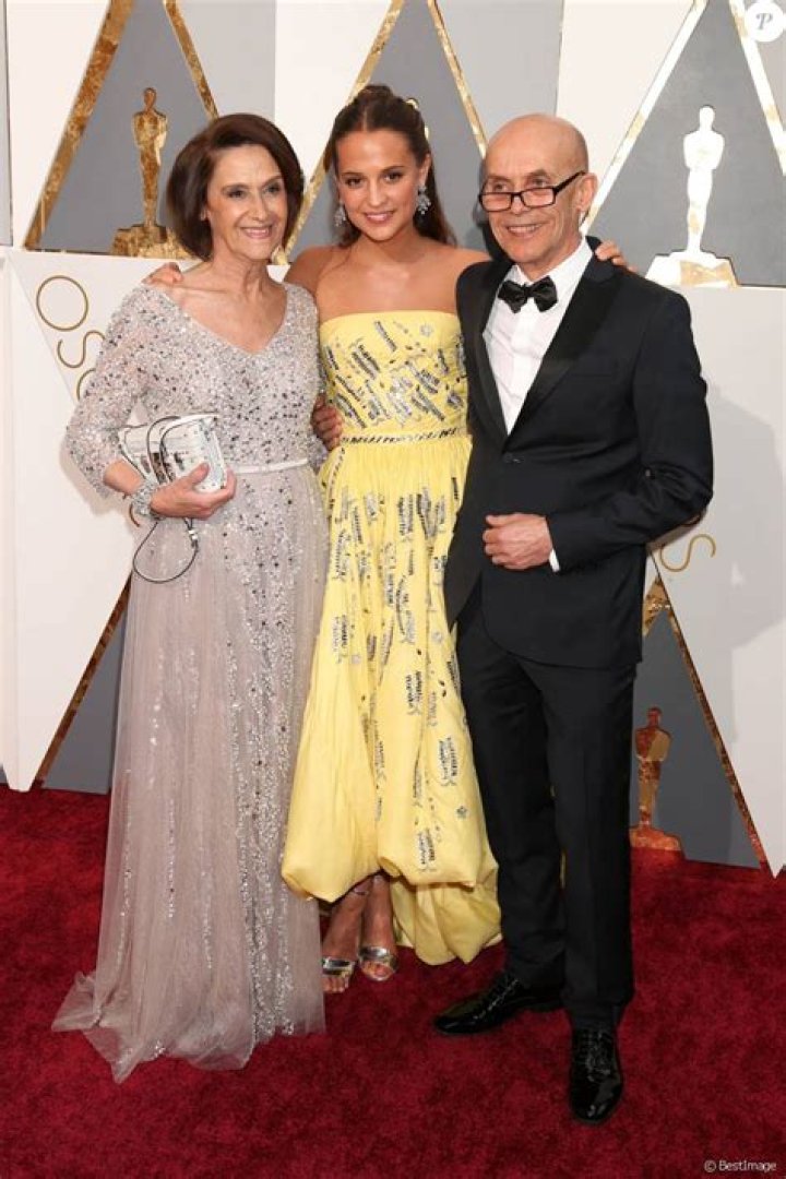 Alicia Vikander entour&eacute;e de ses parents Maria Fahl et Svante