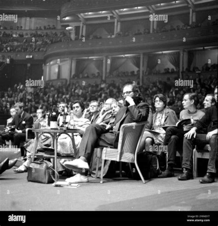 Allen Ginsberg Sings at the 1986 PEN International Congress PEN America