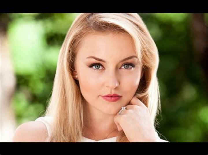 Angelique Boyer Triplets Looks In &ldquo;Frente Al Mismo Rostro&rdquo; Telenovela.
