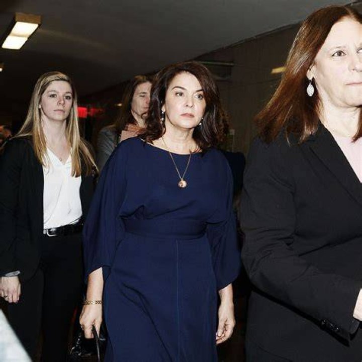 Annabella Sciorra diz ter sido estuprada por Harvey Weinstein em sua