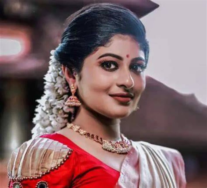 Aparna Devi చెంగావి రంగు చీరలో కైపెక్కిస్తున్న అపర్ణా దేవి..Namasthe
