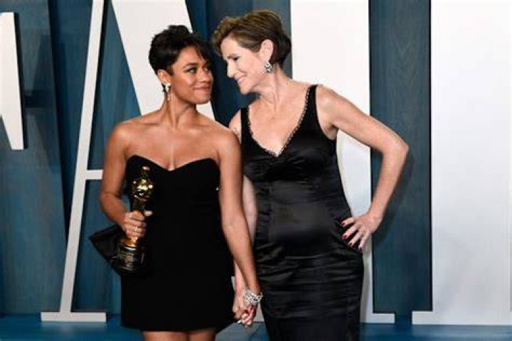Ariana DeBose celebra con su pareja, Sue Makkoo, el &Oacute;scar