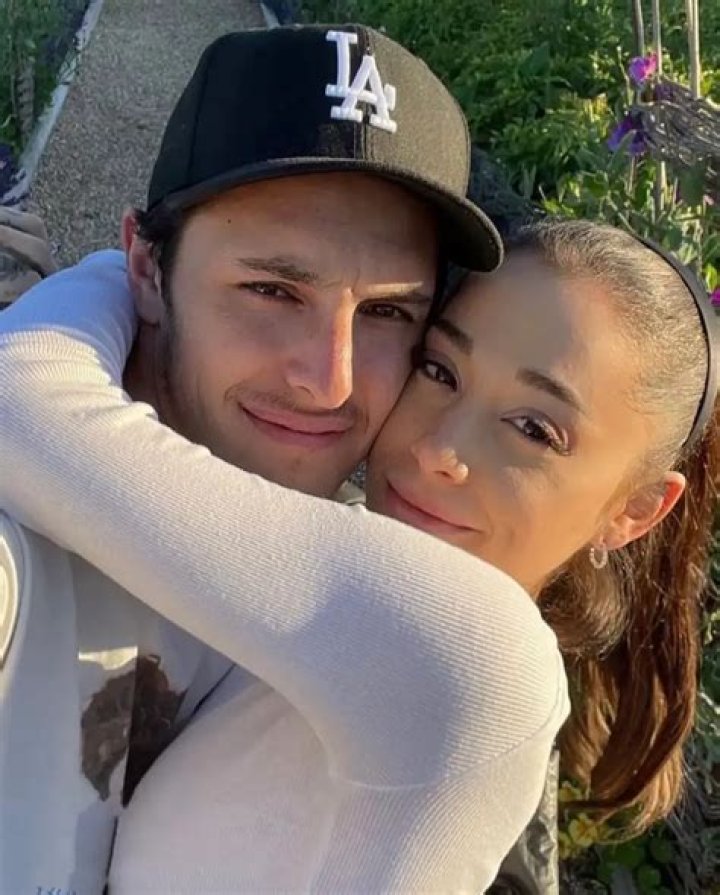 Ariana Grande Faces Divorce Rumors After &lsquo;Blind Item&rsquo; Goes Viral On