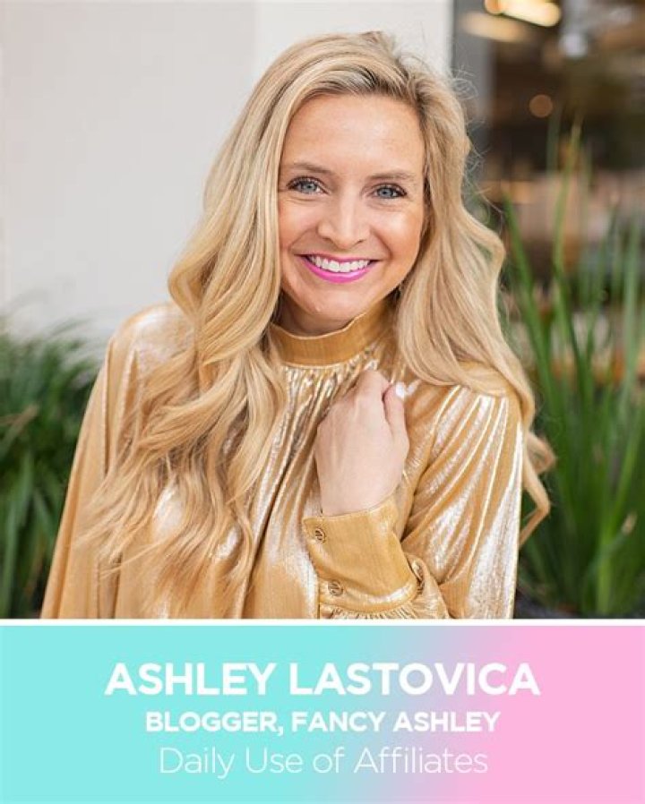Ashley Lastovica is the life & style blogger, wife, mommy, foodie