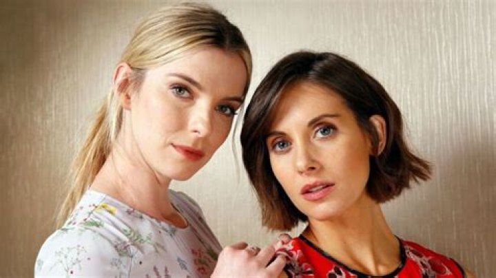 Betty Gilpin and Alison Brie Photoshoot Betty Gilpin foto (41490148