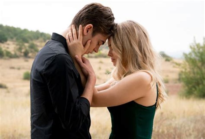 Bild zu Josephine Langford After Truth Bild Hero Fiennes Tiffin
