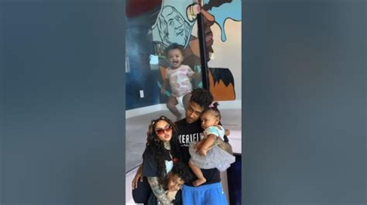 Blueface Daddy Duties Moment Captur&eacute; En Jouant Au Basket Ball Crumpe