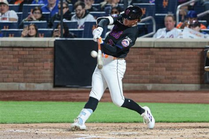 Bo Bichette slams on brakes, suffers leg injury on basepaths
