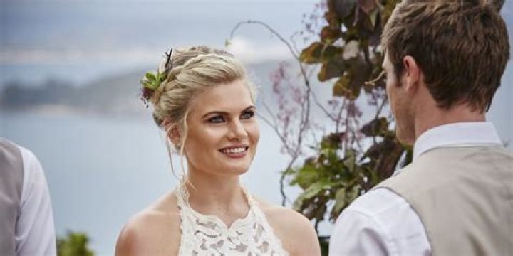 Bonnie Sveen, Pregnant Lady of 'Home and Away', Strolling With
