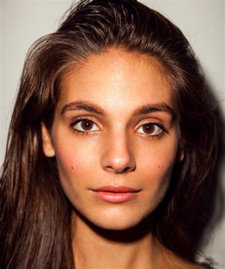 Caitlin Stasey Bio, Age, Parents, Siblings, Husband, Children, Height