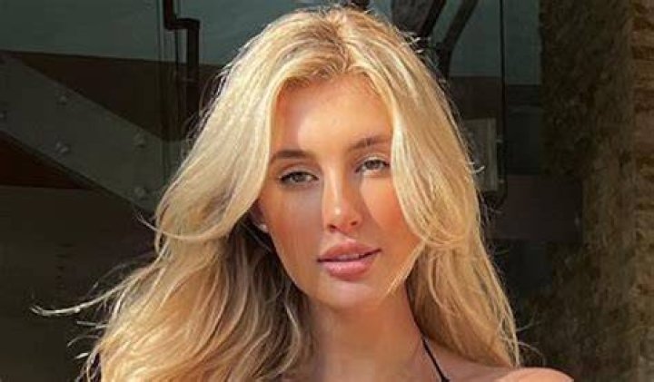 Carly Lawrence in Bathing Suit is "in Paradise" &mdash; Celebwell