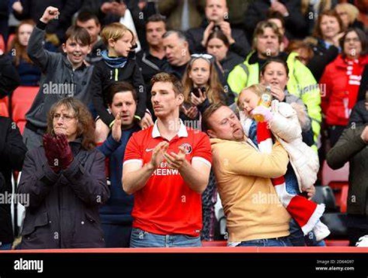 Chelsea and Charlton Athletic fans react as Blues loanee stars against