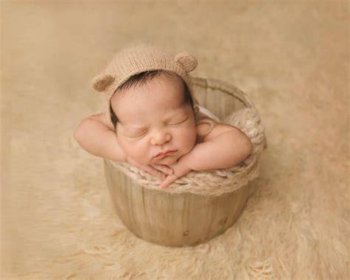 Chin On Hands Pose 4 common mistakes you are making Newborns by Lidi