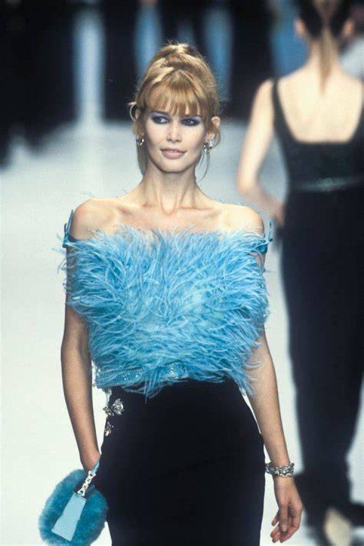 Claudia Schiffer 90s runway 📸 Wundersch&ouml;ne frau, H&uuml;bsche frau