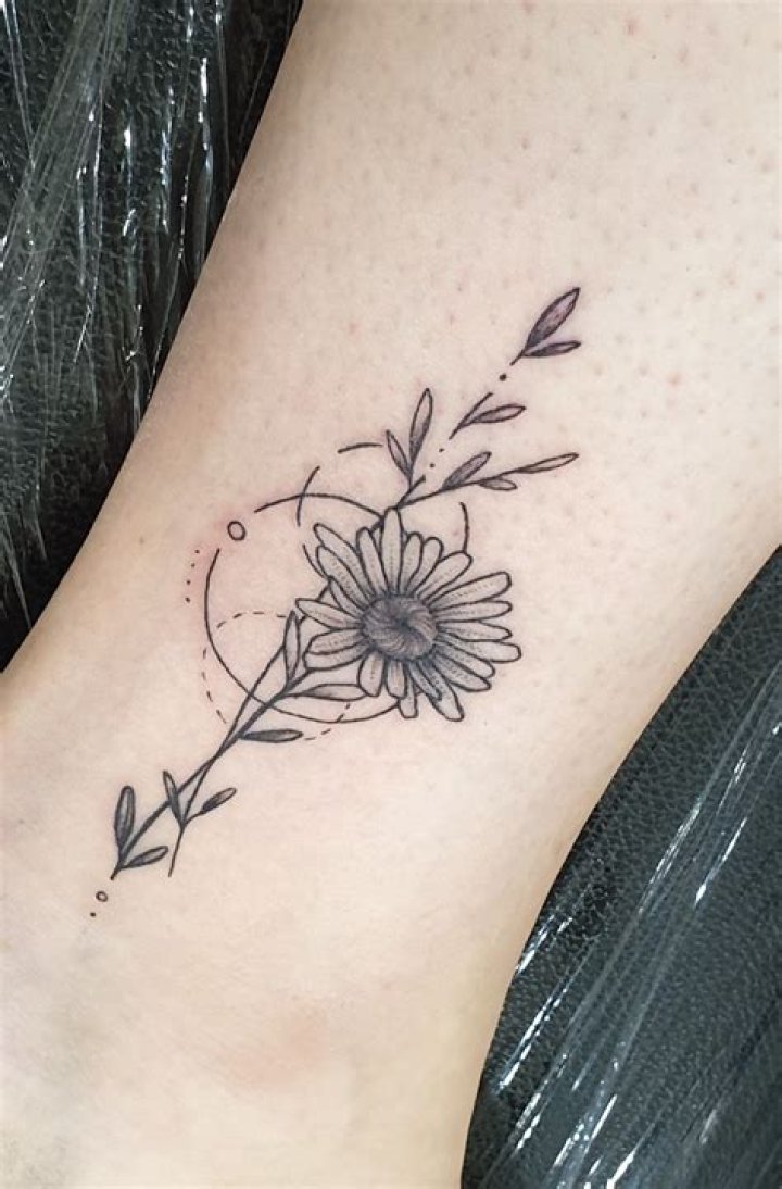 Daisy tattoo in 2020 Daisy tattoo designs, Daisy tattoo, Flower