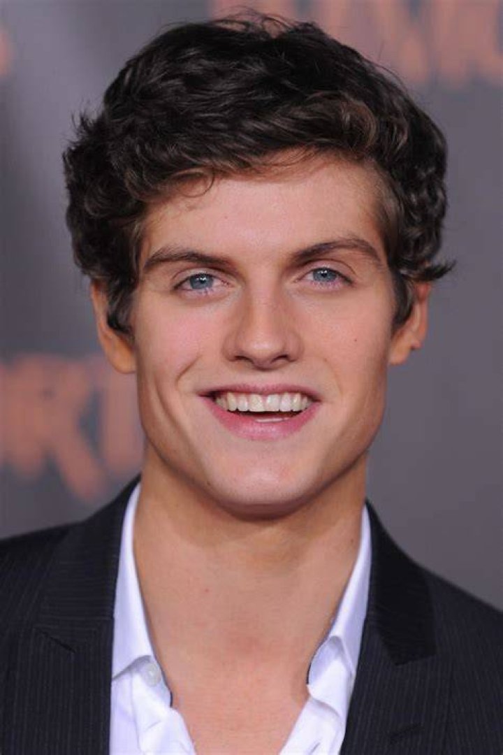 Daniel Sharman's height, weight. His secret to a body