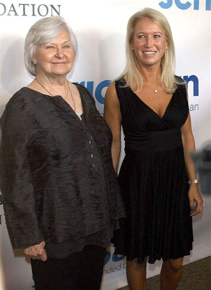 Daughter of Joanne Woodward and Paul Newman Tells All! Times Square