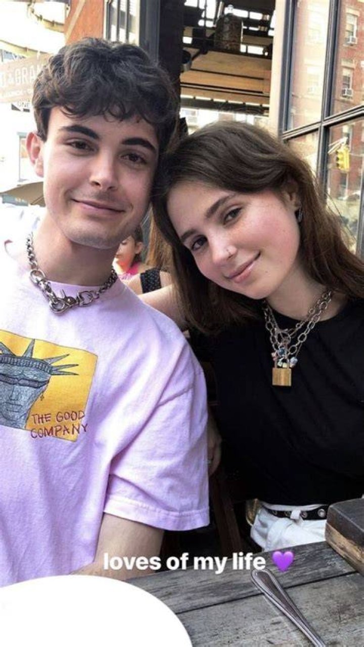 Does Clairo have a boyfriend? r/clairo