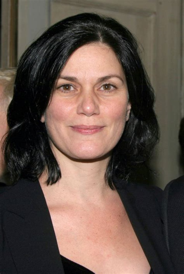 Download Linda Fiorentino Short Hairstyle Wallpaper