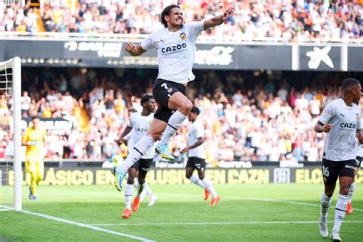 Edinson Cavani scores Valencia brace to net first goals since United exit