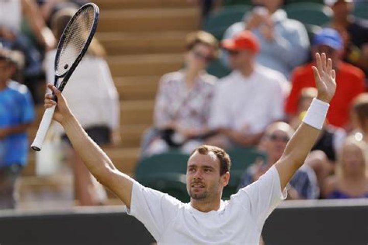 El clasificado Roman Safiullin sorprende a Stefanos Tsitsipas en el