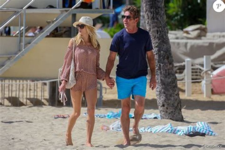 Exclusif Dennis Quaid et sa fianc&eacute;e Laura Savoie sur une plage &agrave;