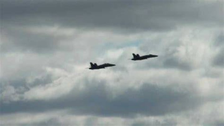 F18 Fighter Jets flying over NYC above the Hudson River YouTube