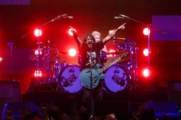 Foo Fighters Fans Photographed Getting On Dave Grohl's Limo