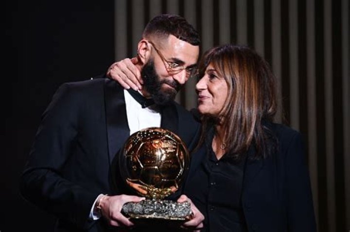 Foot Benzema c&eacute;l&egrave;bre son "Ballon d'Or du peuple"