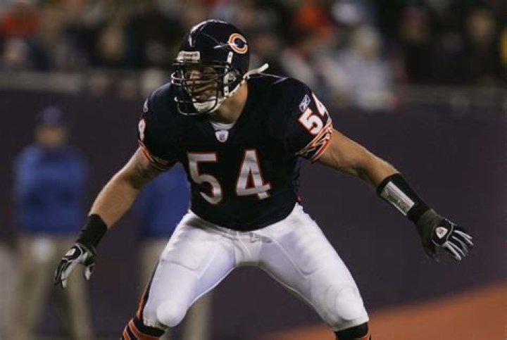 Former Bears linebacker Brian Urlacher retires