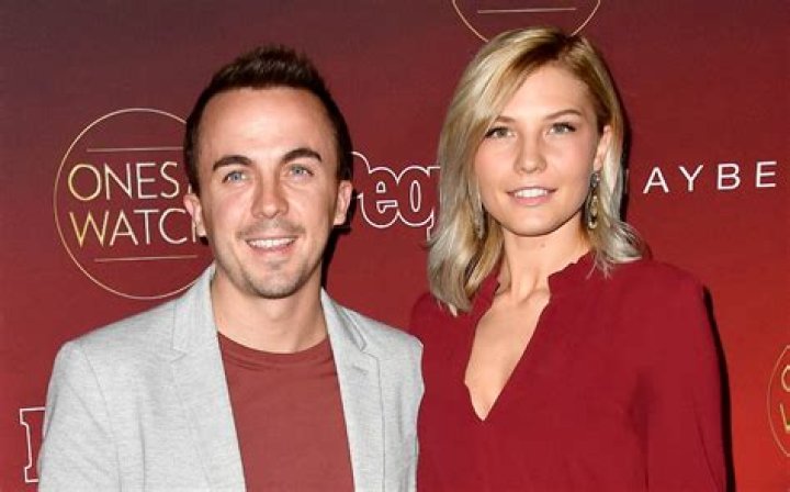 Frankie Muniz y su esposa Paige Price dieron la bienvenida a su primer