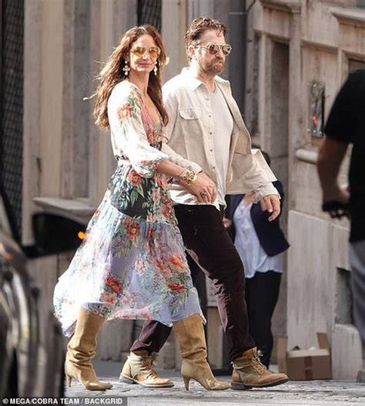 Gerard Butler and girlfriend Brown enjoy cozy stroll in chilly