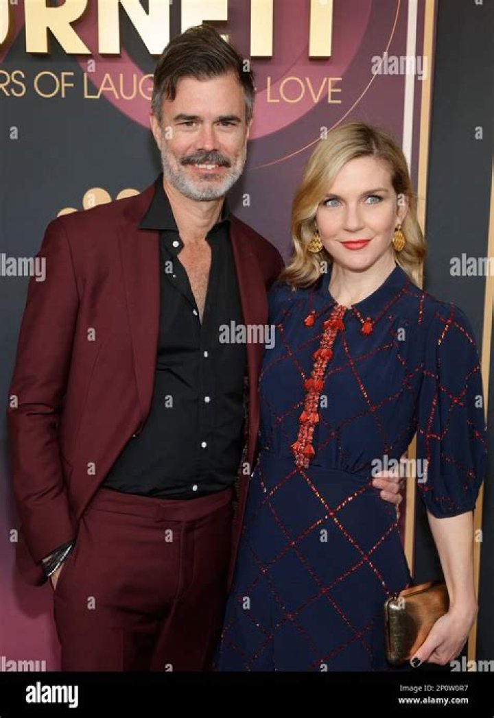 Graham Larson & Rhea Seehorn from Todas las parejas en la alfombra roja