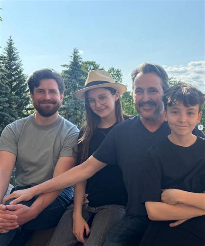 Guy A. Lepage pose pour une rare fois avec ses deux plus jeunes enfants