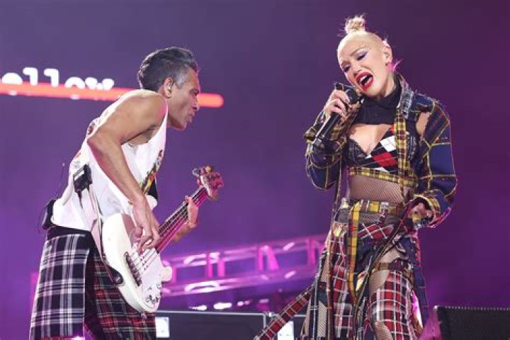 Gwen Stefani in a flowy dress Blake Shelton Baby, Blake Shelton Gwen