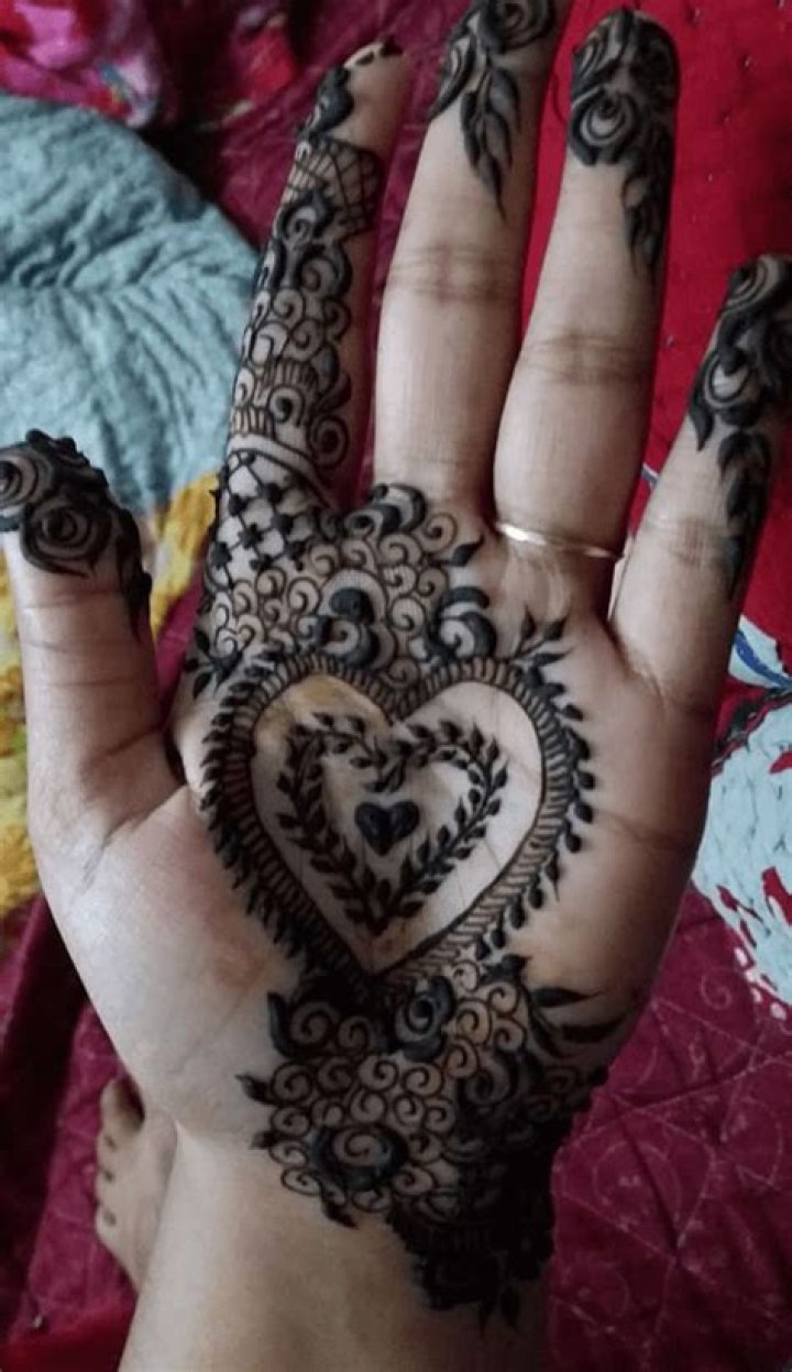 Heart shape henna Modern Henna Designs, Simple Arabic Mehndi Designs