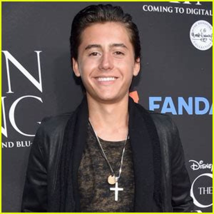 Isaak Presley Shows His Six Pack on the Beach! Isaak Presley