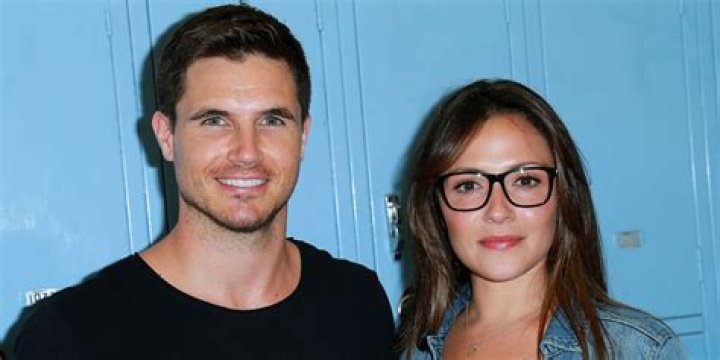 Italia Ricci & Husband Robbie Amell Expecting First Child! Italia