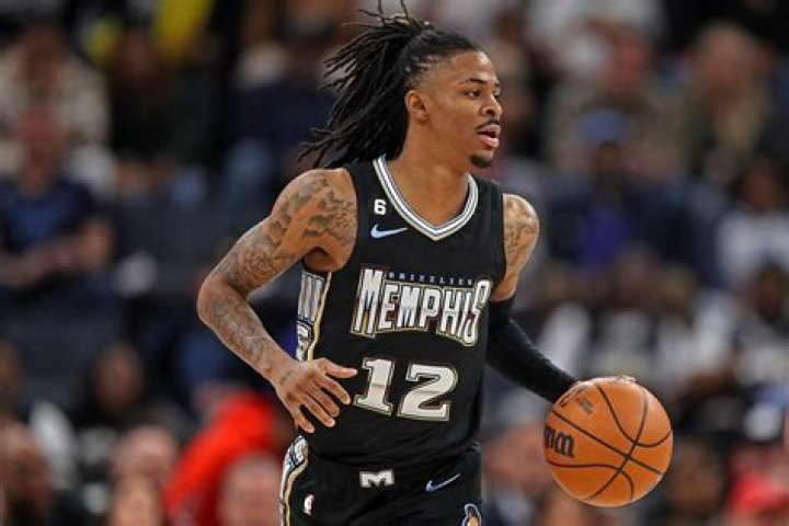 Ja Morant leaves the GrizzliesHawks game with an apparent knee injury